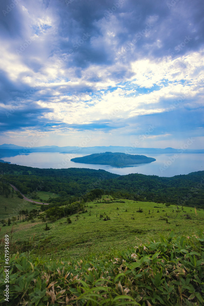 Fototapeta premium Bihoro Pass and Kussharo Lake, Hokkaido 美幌峠と屈斜路湖・北海道