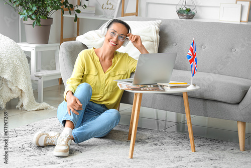 Mature woman with laptop st...