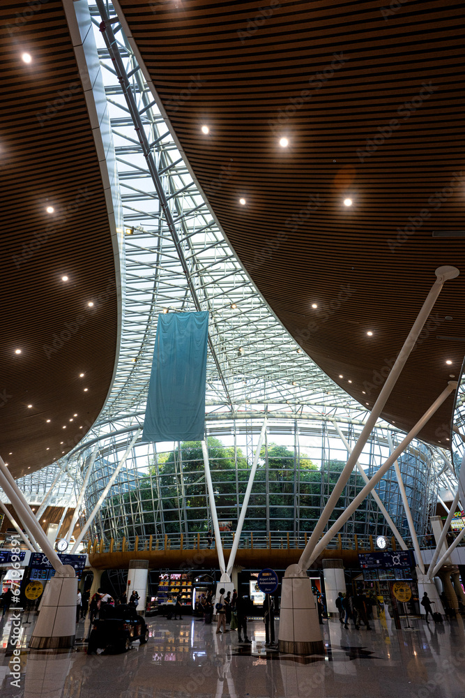 Fototapeta premium Beautiful glass architecture at Kuala Lumpur Airport, Malaysia マレーシア クアラルンプール空港の美しいガラス建築