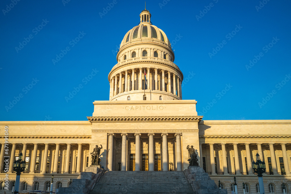 Obraz premium National Capitol Building in havana, cuba