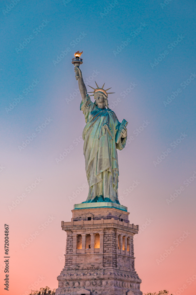 Fototapeta premium statue of liberty city NEW YORK 