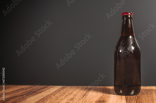 botella de cerveza tapa roja