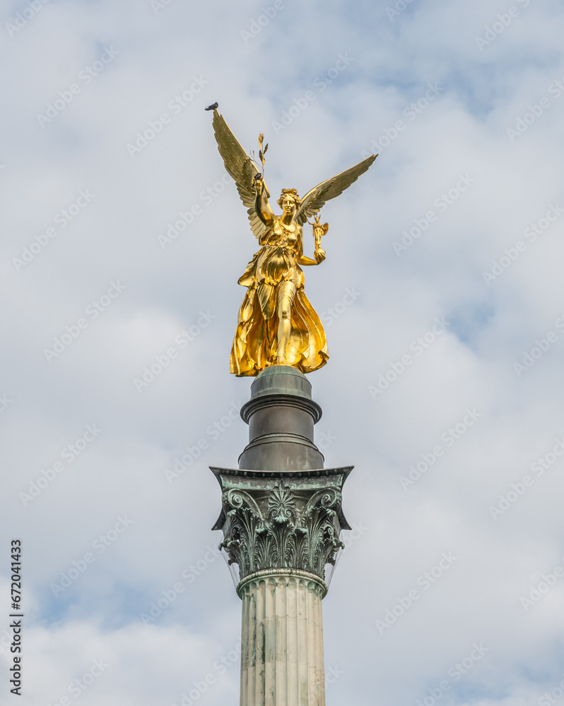 Fototapeta premium golden peace angel Friedensengel in Muenchen City Statue Munich fountain