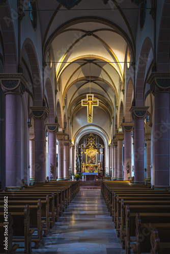 Im Inneren einer sehr schönen Kirche. © remo_welt