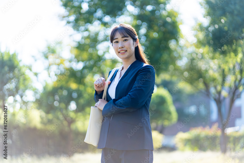 スーツを着た女性