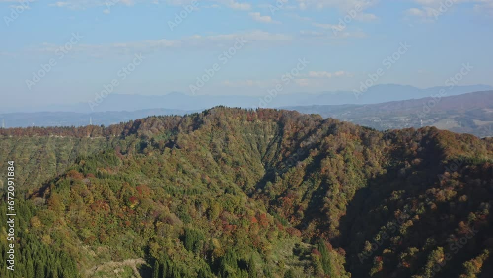 ドローン映像:夕日に照らされた紅葉の山 ドローン映像:夕日に照らされた紅葉の山
