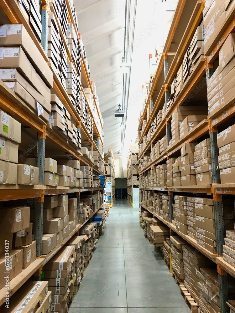Obraz premium Shelves in a warehouse with a lot of boxes
