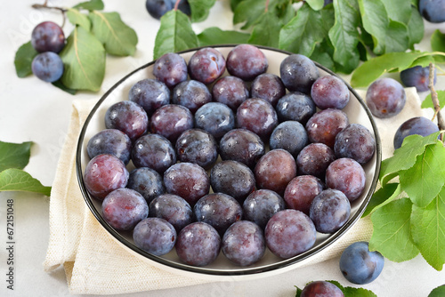 Obraz na płótnie Fresh plums on plate