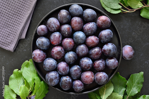 Obraz na płótnie Fresh plums on plate