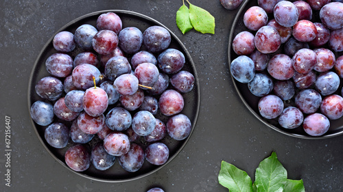 Obraz na płótnie Fresh plums on plate