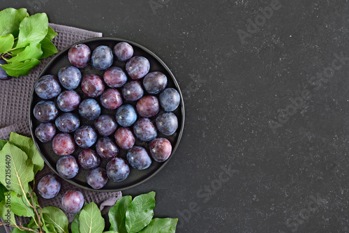 Obraz na płótnie Fresh plums on plate