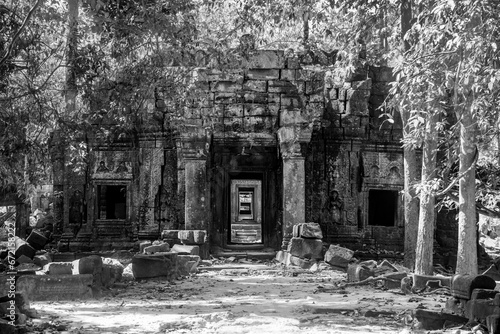 succession de portes et couloirs au Ta som, en noir et blanc