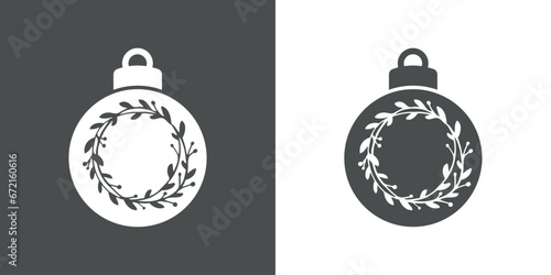 Tiempo de Navidad. Logo con silueta de bola de navidad con corona navideña de hojas y bayas de acebo para su uso en invitaciones y felicitaciones
