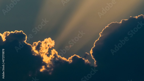 Vue rapprochée de sommets de cumulonimbus, illuminés par le soleil couchant, juste derrière
