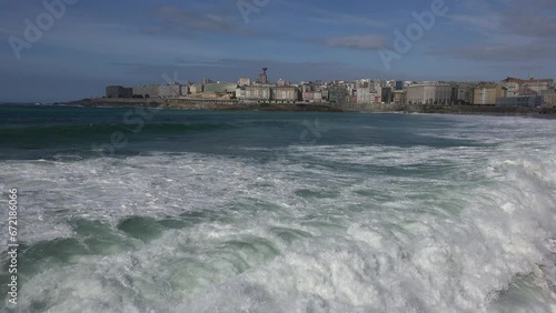 A Coruña de cara al mar y olas grandes llegando a la playa de Orzán 