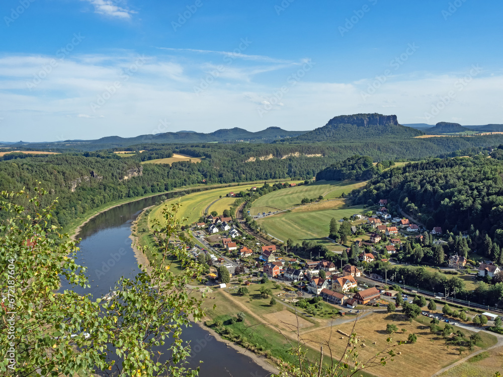 Luftaufnahme der Stadt Rathen an der Elbe in der Sächsischen Schweiz, Deutschland