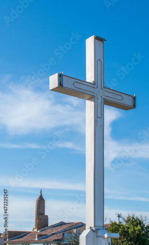 La croix blanche du mont Saint-Clair et au fond, Notre-dame-de-la-Salette, à Sète, dans l'Hérault en France
