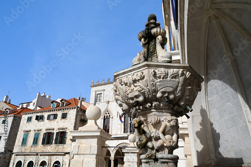 Détail de la petite fontaine d'Onofrio proche de la tour de l'horloge de la vieille ville de Dubrovnik photo