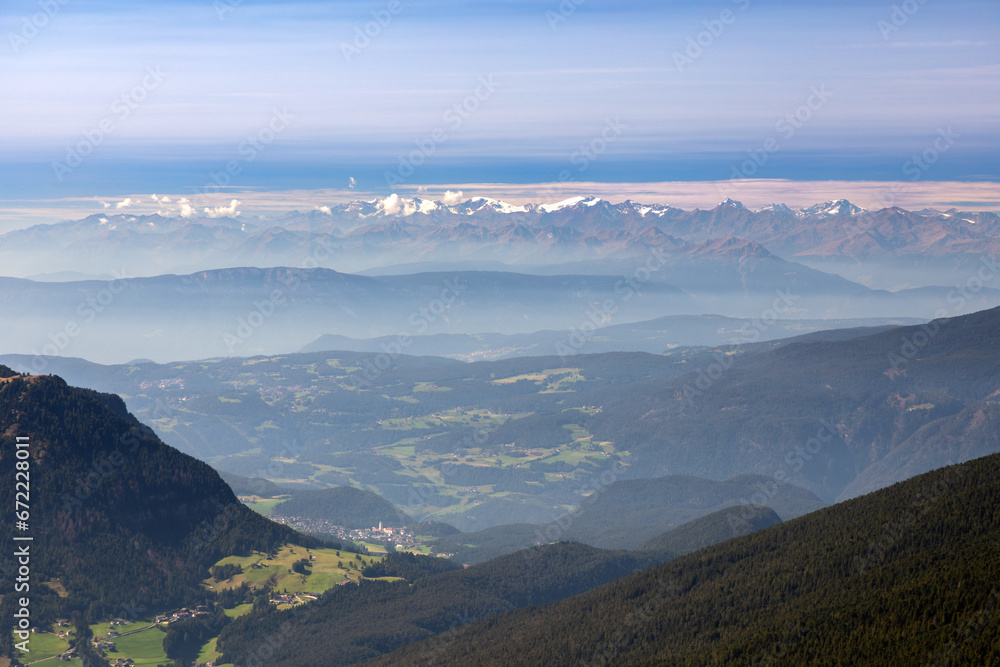 Blick von der Seceda auf Kastelruth und Eisacktal, Gröden, Südtirol