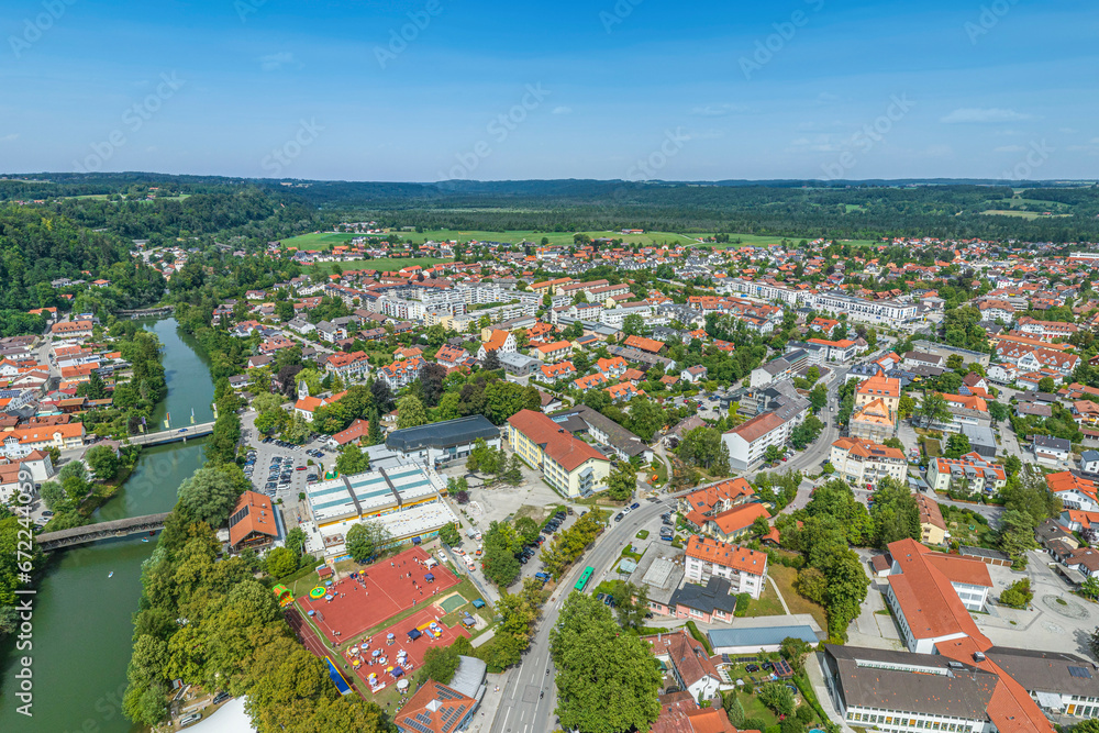 Die Stadt Wolfratshausen im bayerischen Oberland von oben