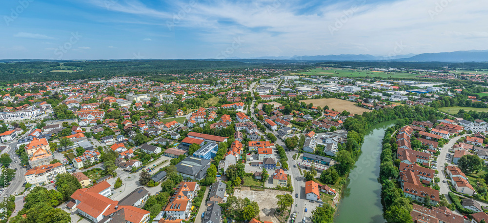 Panoramablick über Wolfratshausen ins bayerische Alpenvorland südlich der Stadt