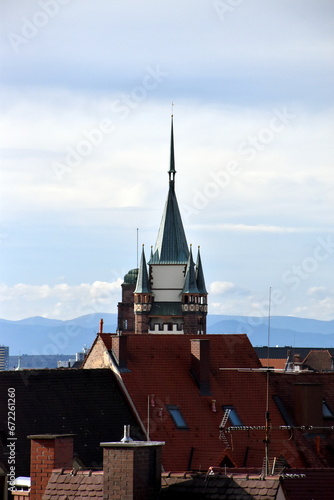 Martinstor in Freiburg hinter Dächern