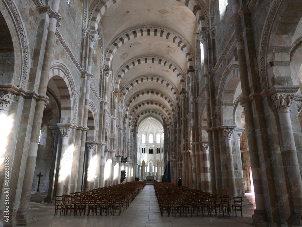  Nef centrale de la basilique de Vézelay en Bourgogne. France