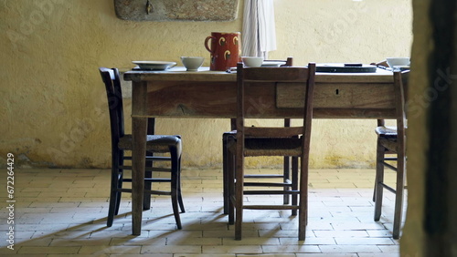 Fotografia Rural indoors of wooden rustic table and chairs on display for lunch or supper