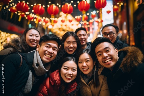 Grupo de amigos sonrientes y divertidos celebrando el año nuevo chino en las calles. 