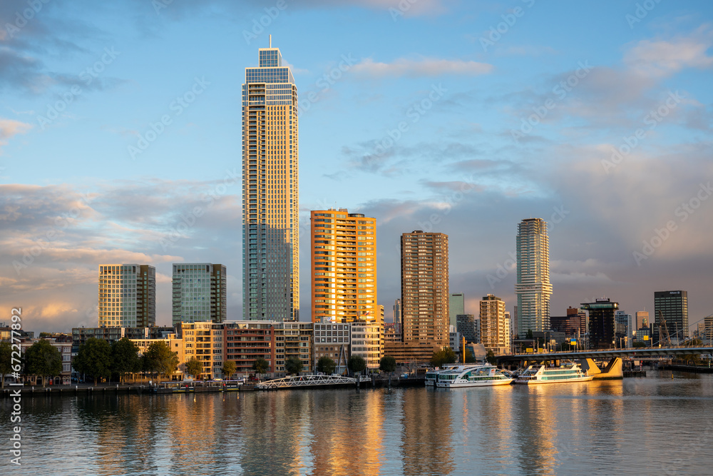 De Zalmhaventoren in de ochtendzon gezien vanaf de Nieuwe Maas. Op dit moment is de Zalmhaventoren met 215 meter het hoogste gebouw van Nederland. De Zalmhaventoren in de ochtendzon gezien vanaf de Nieuwe Maas. Op dit moment is de Zalmhaventoren met 215 meter het hoogste gebouw van Nederland.