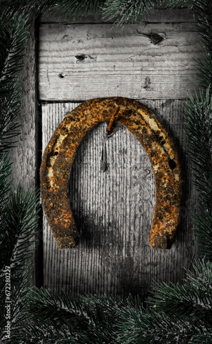 Altes Hufeiesen mit Tannenzweig als Weihnachstdekoration