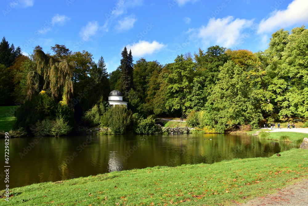 Fototapeta premium See im Bergpark auf der Wilhelmshöhe in Kassel