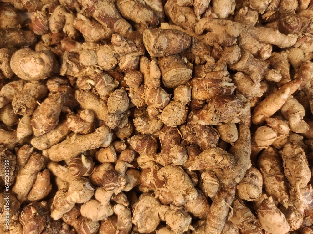Aromatic ginger, also known as galangal, is a rhizome with a distinct spicy and citrusy flavor. It's commonly used in Southeast Asian cuisine to add depth and aroma to dishes.