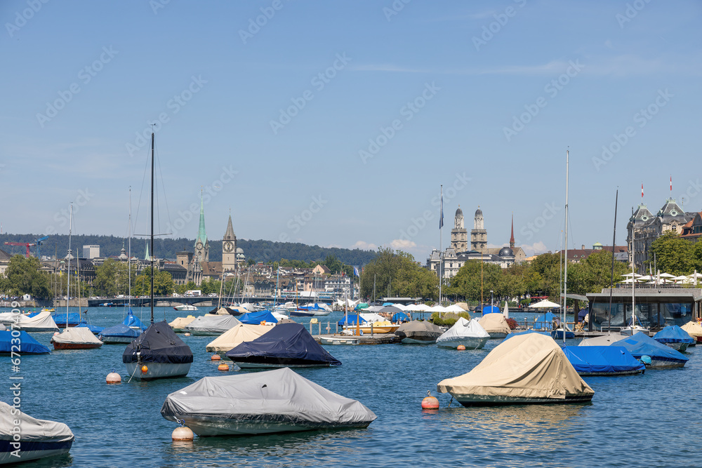 Obraz premium Lake Zurich with a view across the harbor to the old town of Zurich, Switzerland