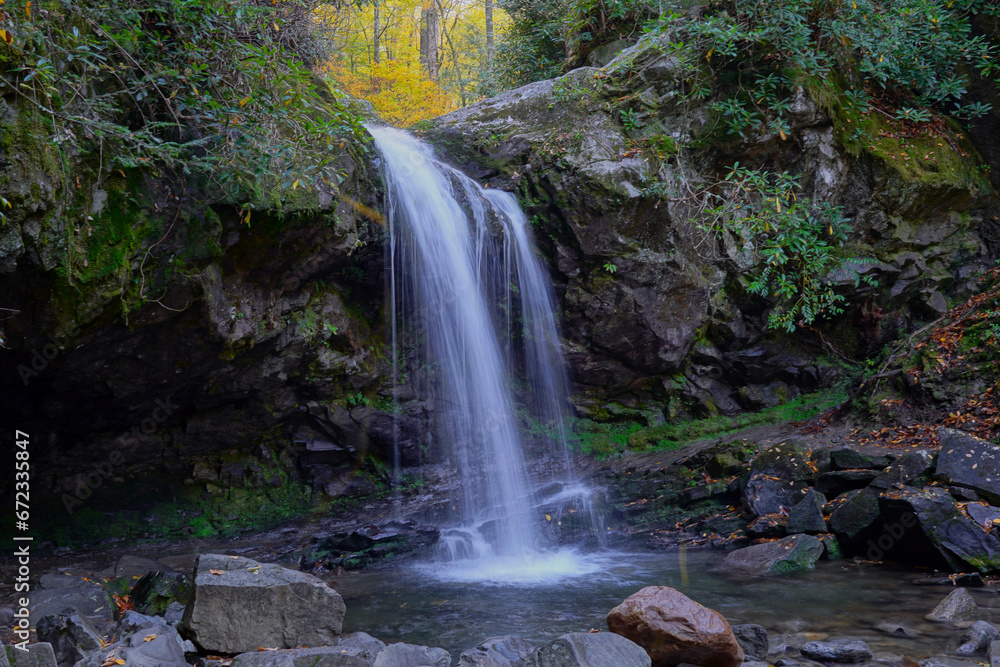 Obraz premium Grottos Falls in Great Smoky Mountain National Park in Autumn