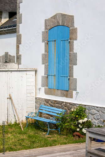 Maison bretonne et ses muret de pierre au pied d'un charmant petit jardin.