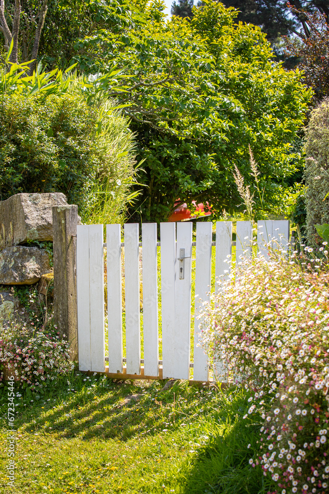 Charmant petit jardin fleuri devant une vieille maison en pierre dans un village de France. Charmant petit jardin fleuri devant une vieille maison en pierre dans un village de France.