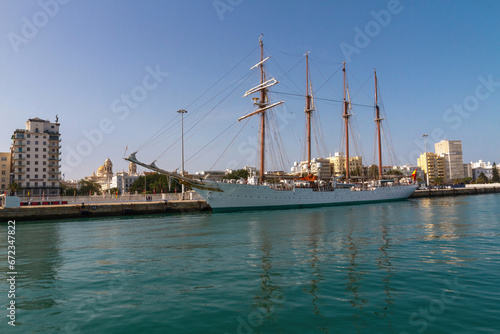 El Puerto de Cádiz desde el mar con vista del  Buque a vela Juan Sebastian  Elcano anclado delante de la catedral , España 