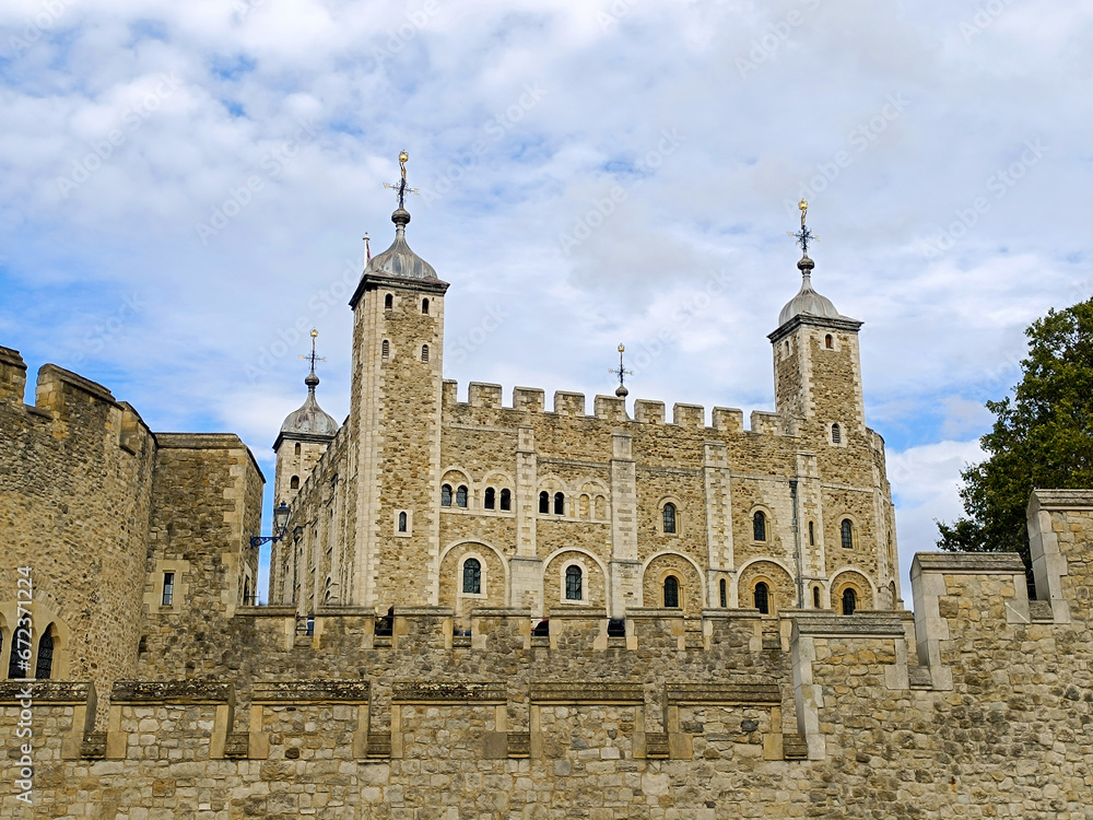 Türme und Mauern des Tower of London in England