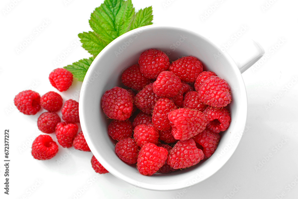 maliny w białym kubku, czerwone maliny, maliny z zielonym listkiem, fresh raspberries in a cup, red raspberries, juicy raspberries with a green leaf, Rubus idaeus, rasberry view from above,białe tło maliny w białym kubku, czerwone maliny, maliny z zielonym listkiem, fresh raspberries in a cup, red raspberries, juicy raspberries with a green leaf, Rubus idaeus, rasberry view from above,białe tło