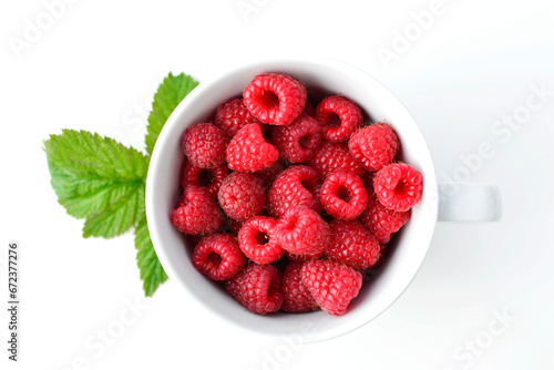 maliny  w białym kubku, czerwone maliny,  maliny z zielonym listkiem, fresh raspberries in a cup, red raspberries, juicy raspberries with a green leaf, Rubus idaeus, rasberry view from above,białe tło