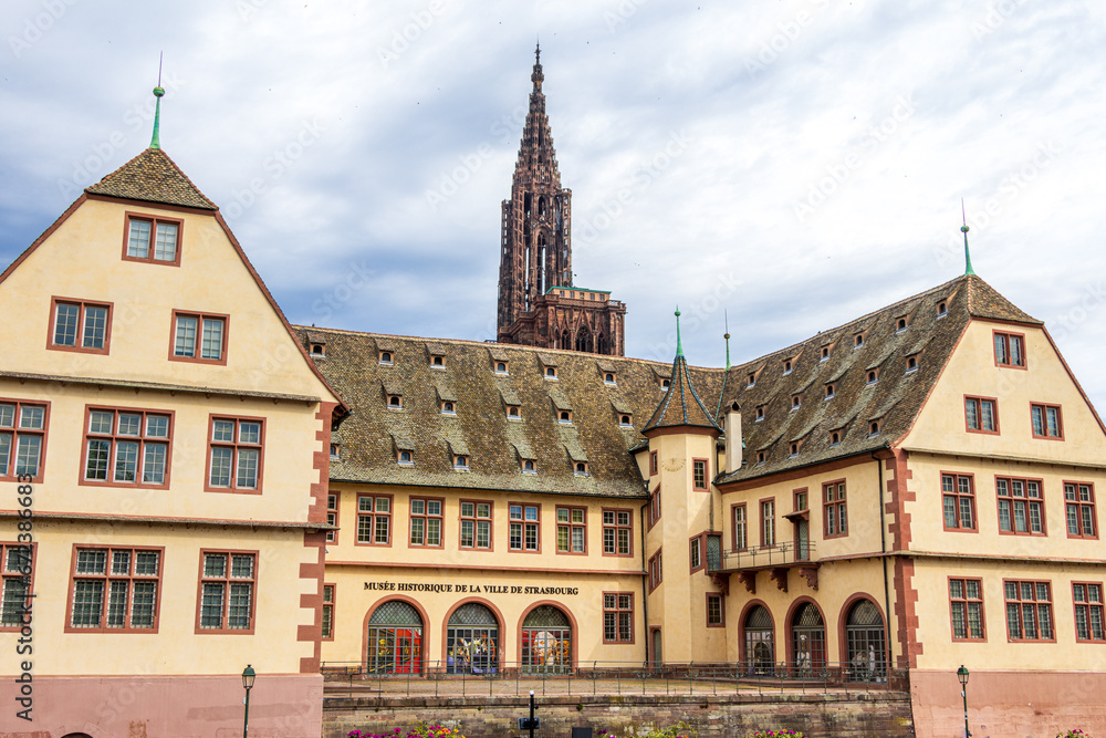 Historisches Museum Straßburg mit dem Münster im Hintergrund