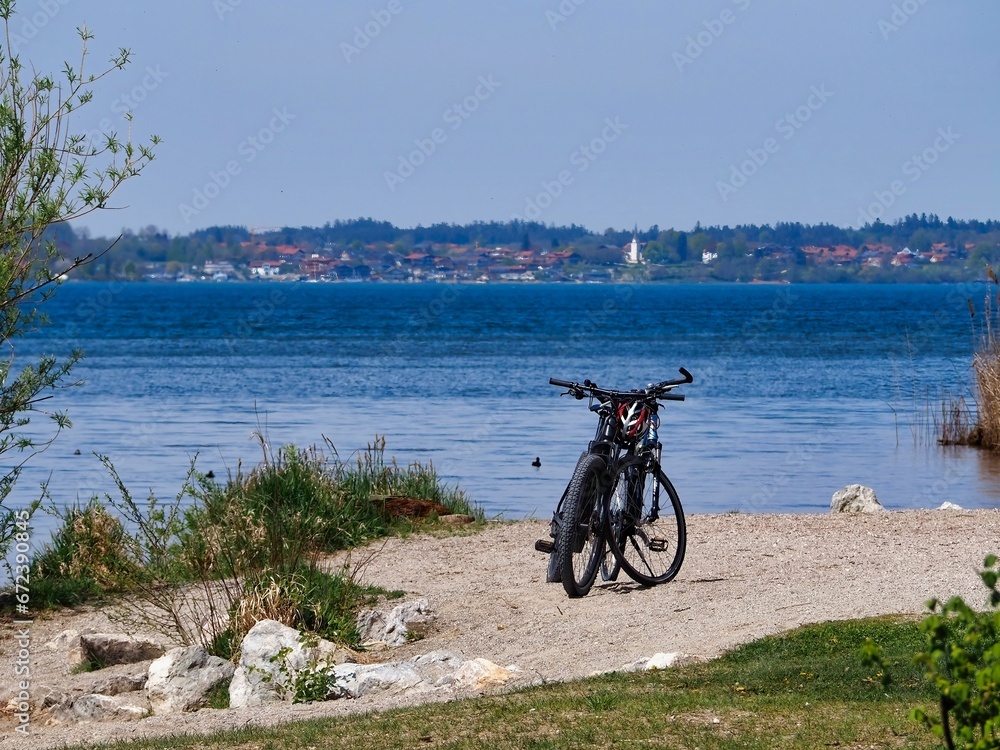 Fototapeta premium there is a bike parked in the sand on the shore