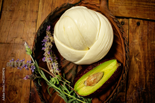 Canvas Print Quesillo o queso oaxaca en bola sobre una cazuela de barro en una mesa