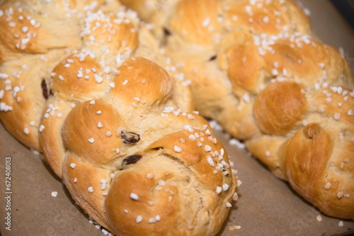 Hefezopf mit Rosinen und Hagelzucker - Brioche photo