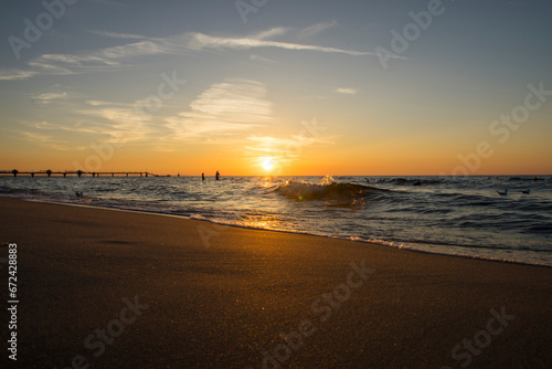 Złota plaża o za chodzie słońca w Między zdrojach © Sebastian