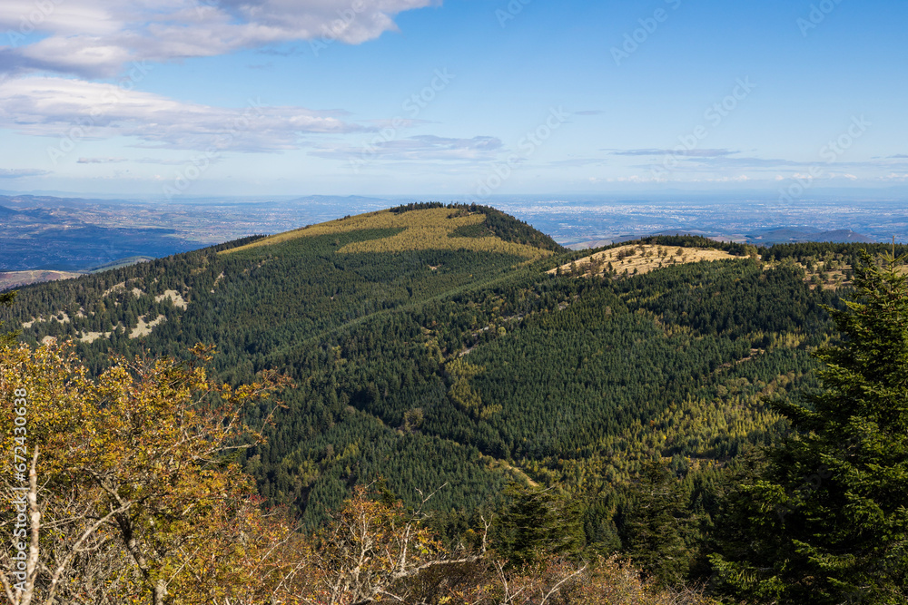 Panorama sur le parc naturel régional du Pilat depuis la Crêt de l’Œillon, à 1400m d’altitude en automne