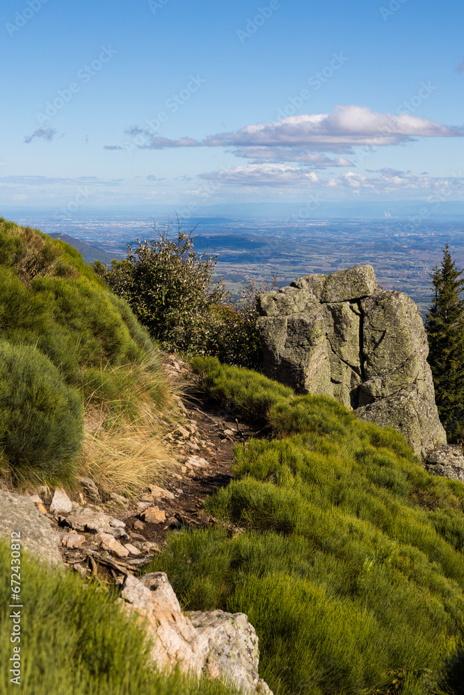 Panorama sur le parc naturel régional du Pilat depuis le chemin de randonnée des crêts