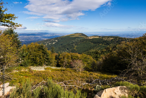 Panorama sur le parc naturel régional du Pilat depuis la Crêt de l’Œillon, à 1400m d’altitude en automne photo