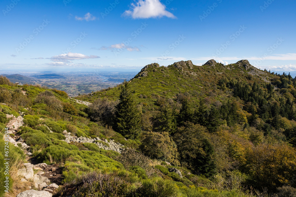 Sommet des Trois Dents, dans le massif du Pilat, dominant la vallée du Rhône